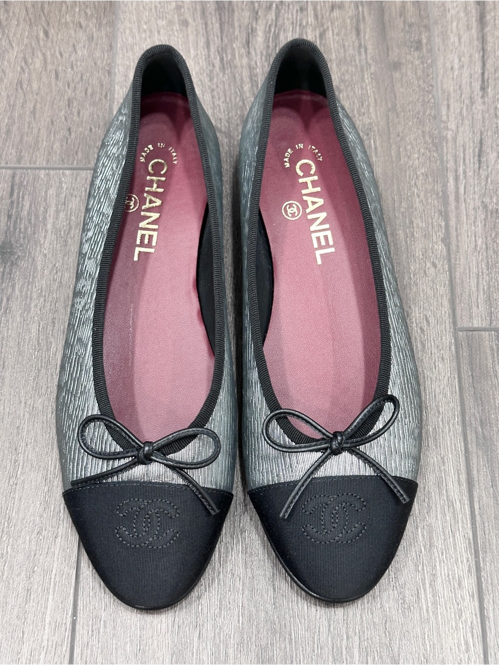 CHANEL NEW 2026 SILVER LEATHER BLACK GROSGRAIN CAPTOE BALLET FLATS size 39 BLAZY